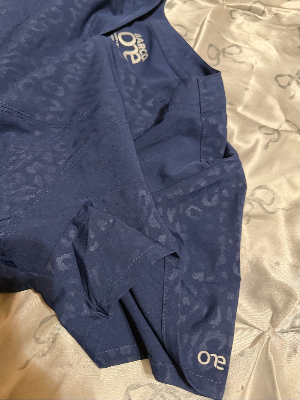 Barco One women’s indigo cheetah V-Neck Top scrub top - Picture 4 of 4